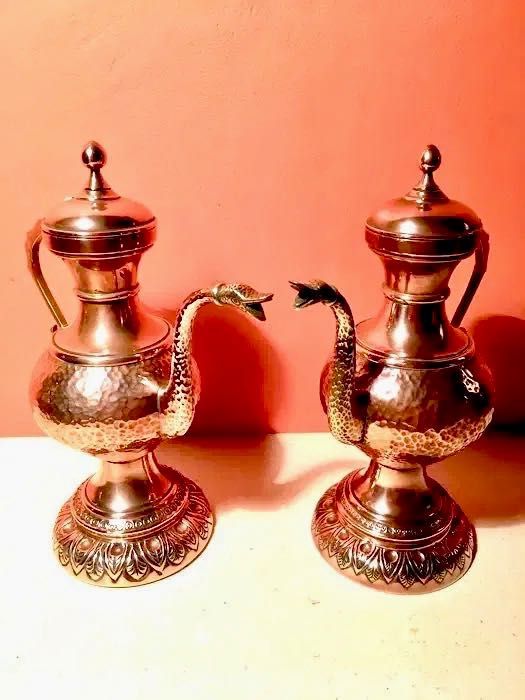 2 GALHETAS em cobre e latão martelados - 1a metade do séc.  XX