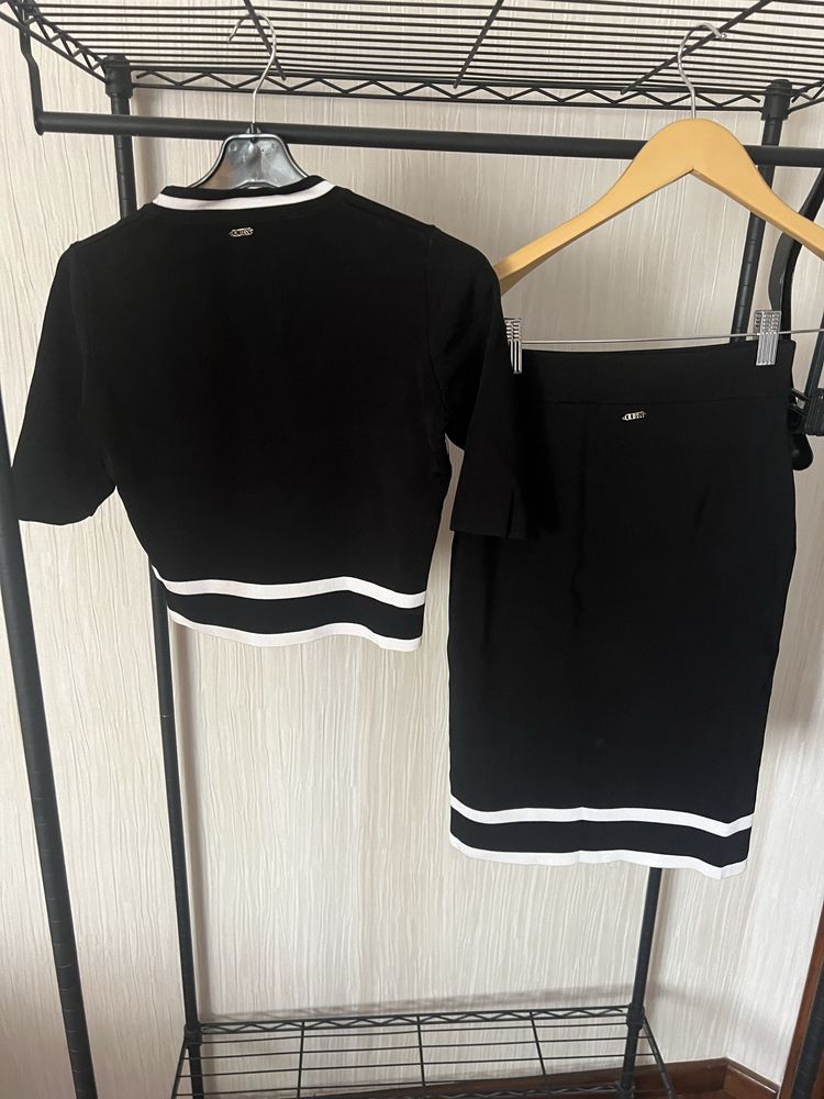 Комтюм Guess стильный