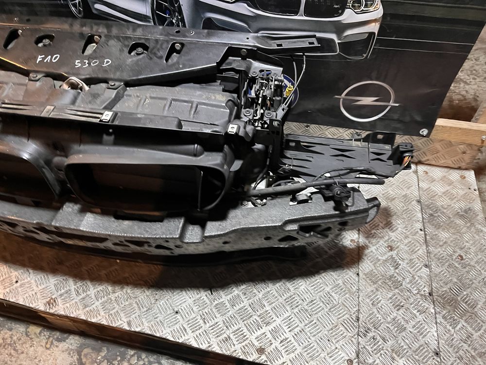 Bmw f10 f11 530d pas przedni z chlodnicami komplet