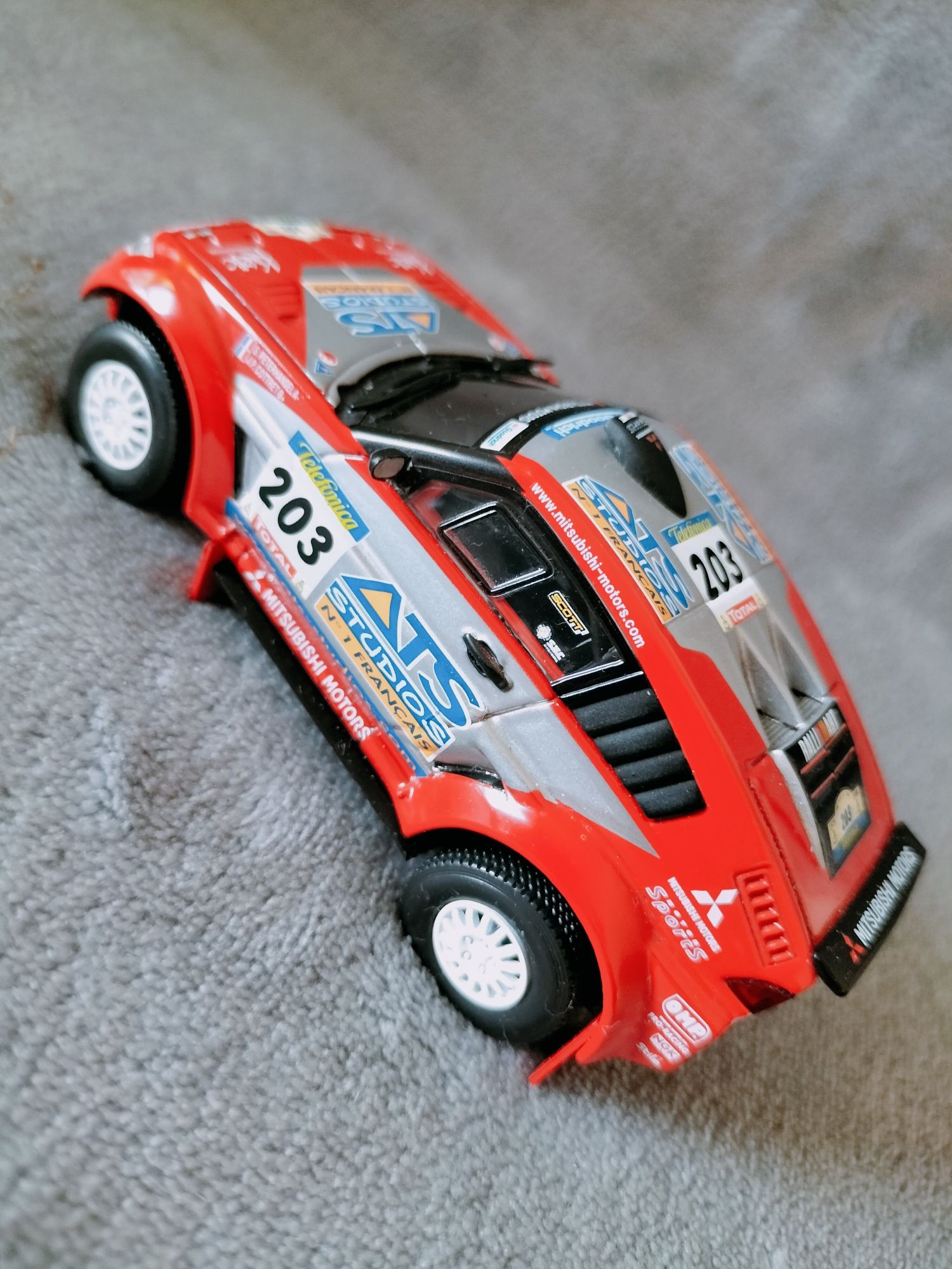 Kolekcjonerski model samochodu Mitsubishi Pajero Evo 1:43 Norev