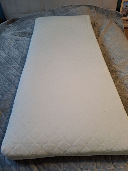 Materac do łóżeczka dziecięcego 70 na 160 cm .