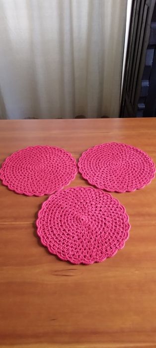 Marcadores de mesa vermelhos em crochet