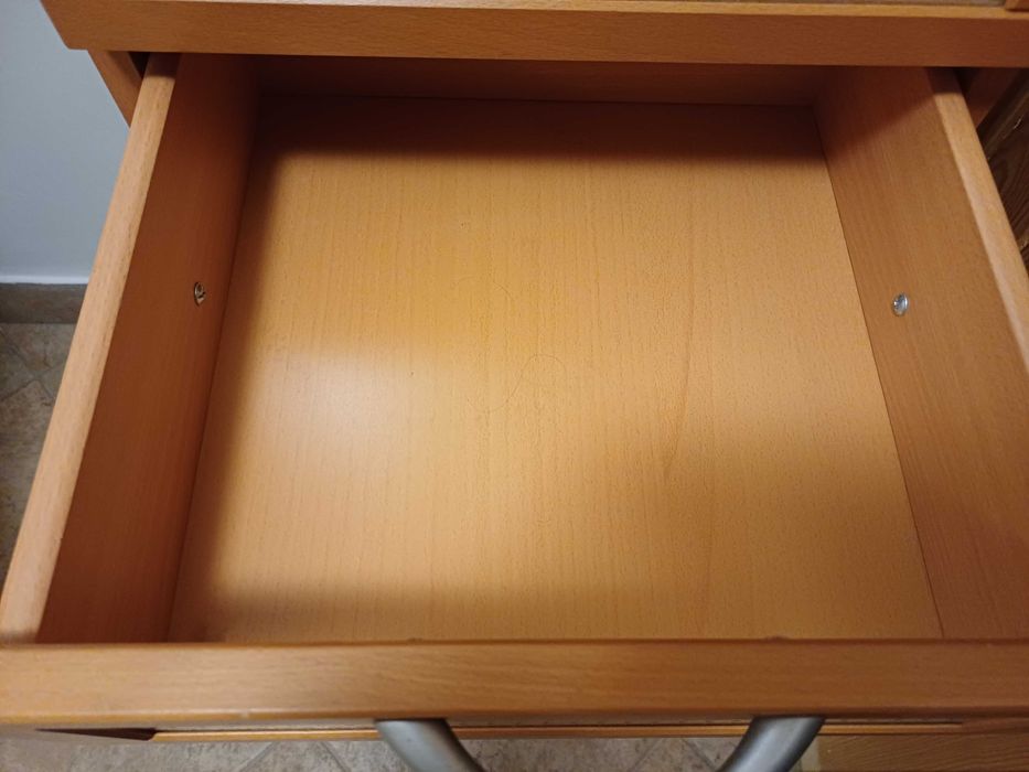 Zgrabna, pojemna szafka do łazienki, ewentualnie do garderoby.