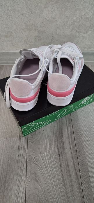 Стокові оригінальні кросівки