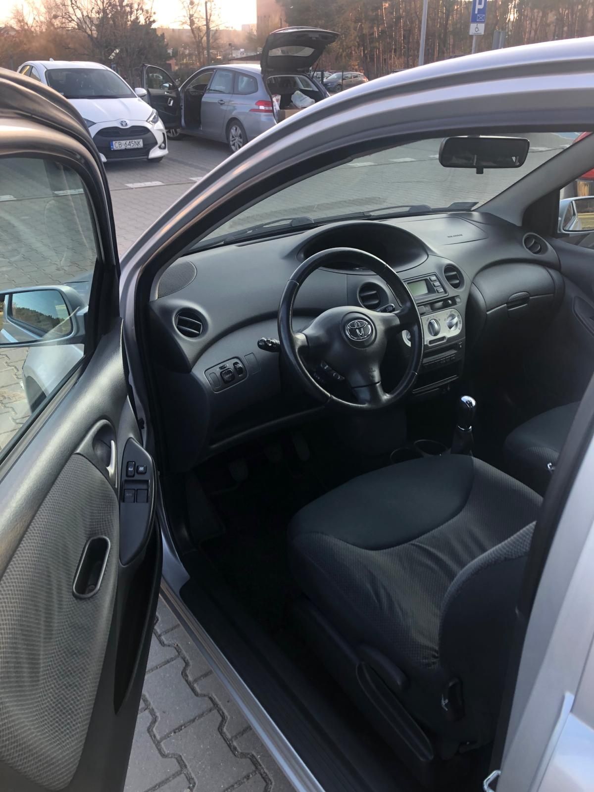 Toyota yaris 1.0 2004 rok