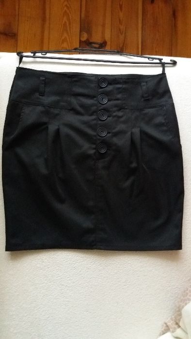 Czarna ołówkowa spódnica