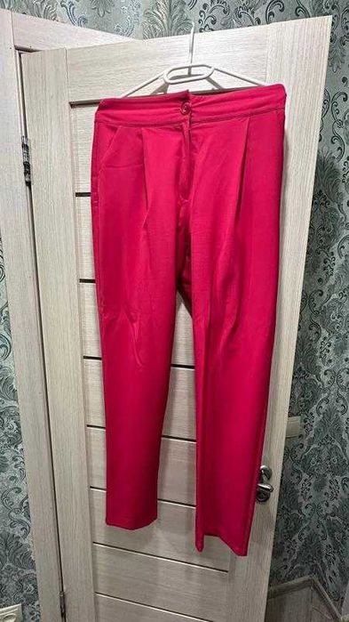 Яскравий жіночий костюм