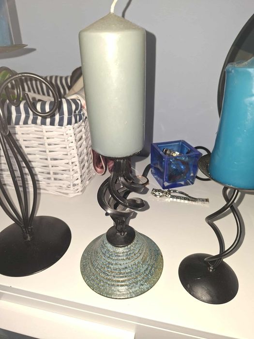 Trzy świeczniki metalowe  że świecami