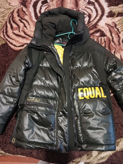 Курточка, почти новая одевала пару раз,спотик