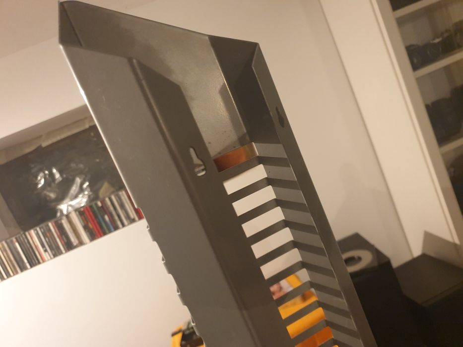 Torre estante para 70 cds
