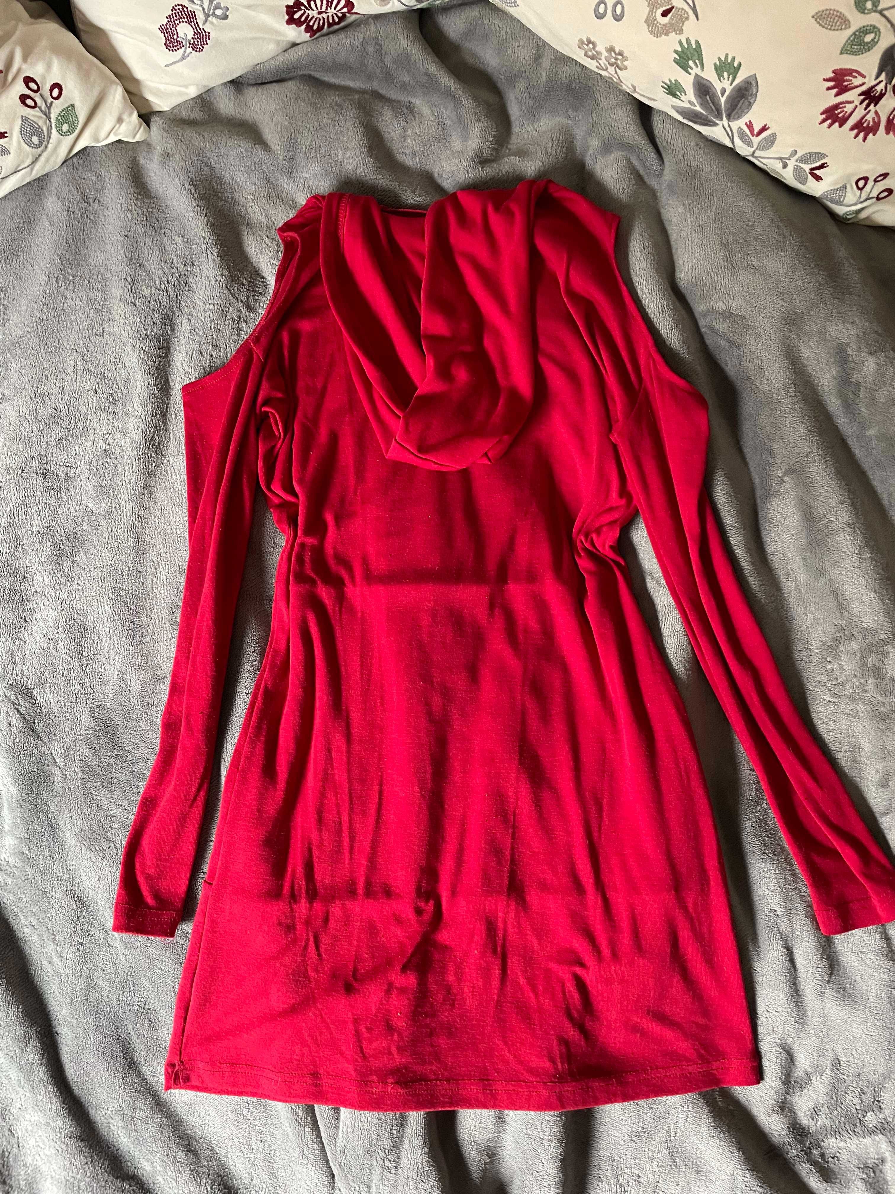 Sukienka czerwona z kapturem