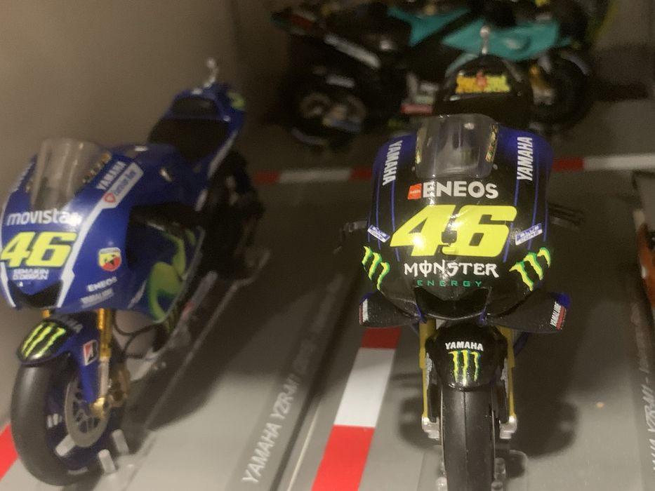 Miniaturas capacete e motos