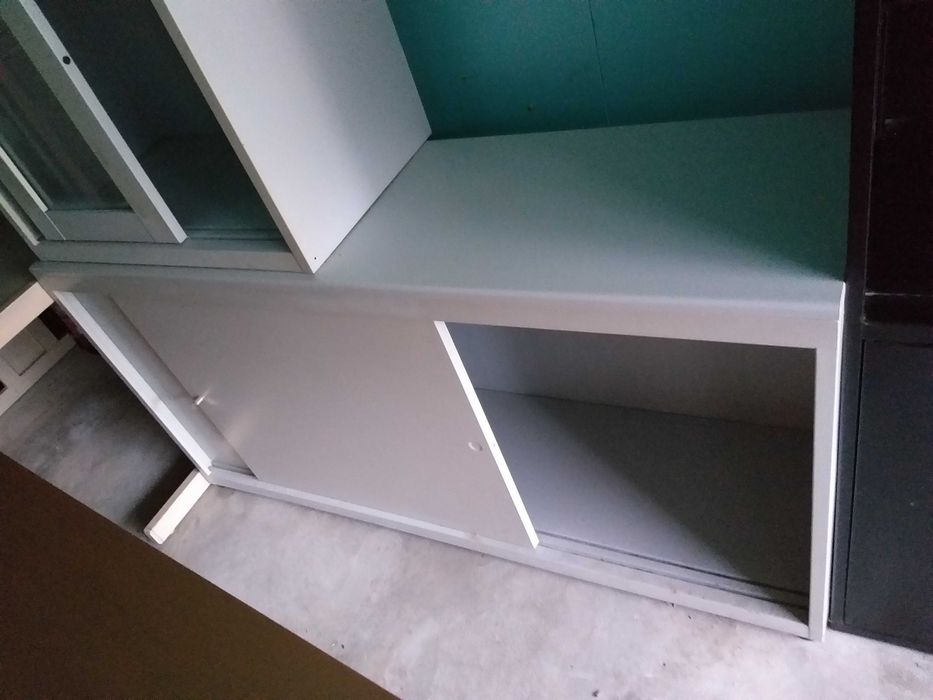 Móveis de escritório mesas de reuniões e cadeiras.