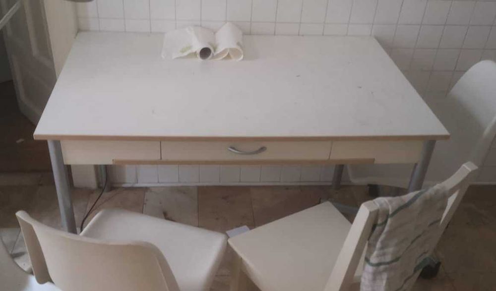 Stół kuchenny z szufladą i stolnicą