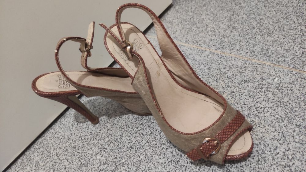 Sandália de salto alto tam.36