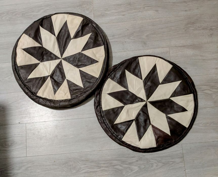 Conjunto de dois puffs redondos feitos em Couro