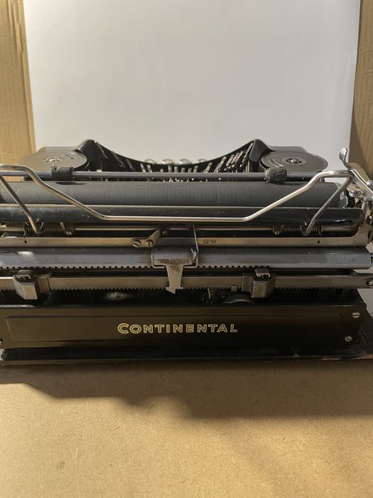 Máquina de escrever antiga da marca Continental