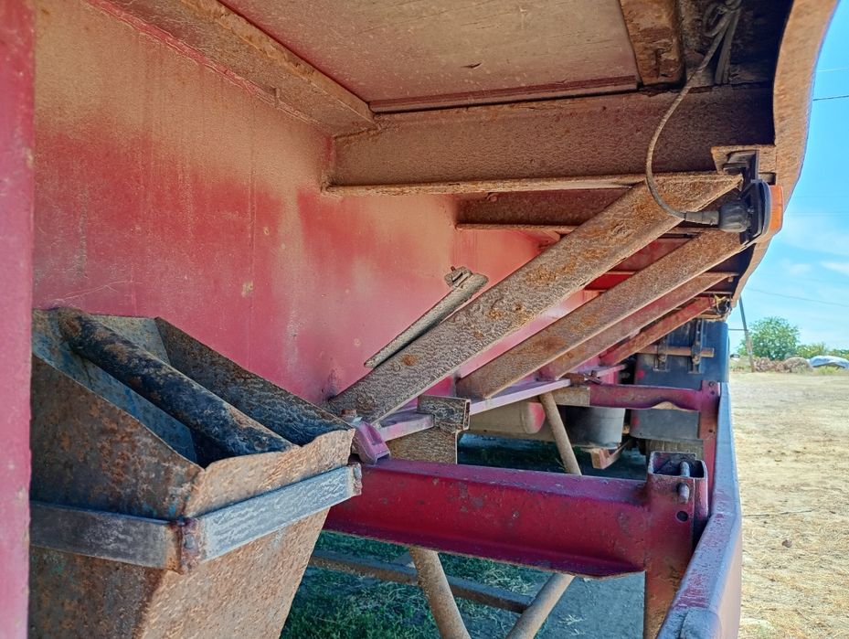 Напівпричіп зерновоз в доброму стані.