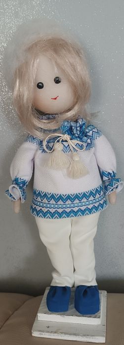 Декоративная кукла в вышиванке