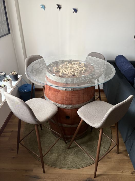 Mesa redonda com barrica