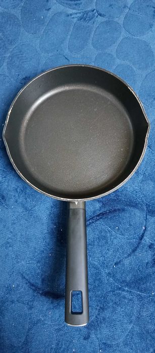 Sprzedam patelnia 20 a 24 cm średnica