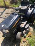 Садовий трактор Husqvarna Partner у не робочому стані.