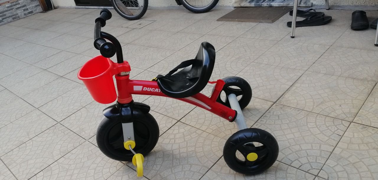 Triciclo pedais Ducati