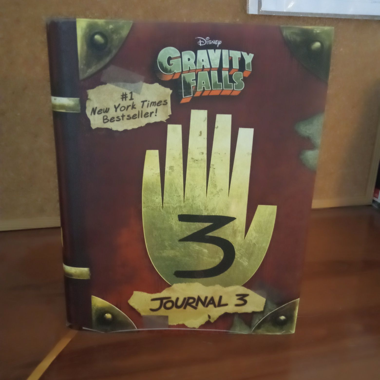 Livro N° 3 da série Gravity falls, com poster