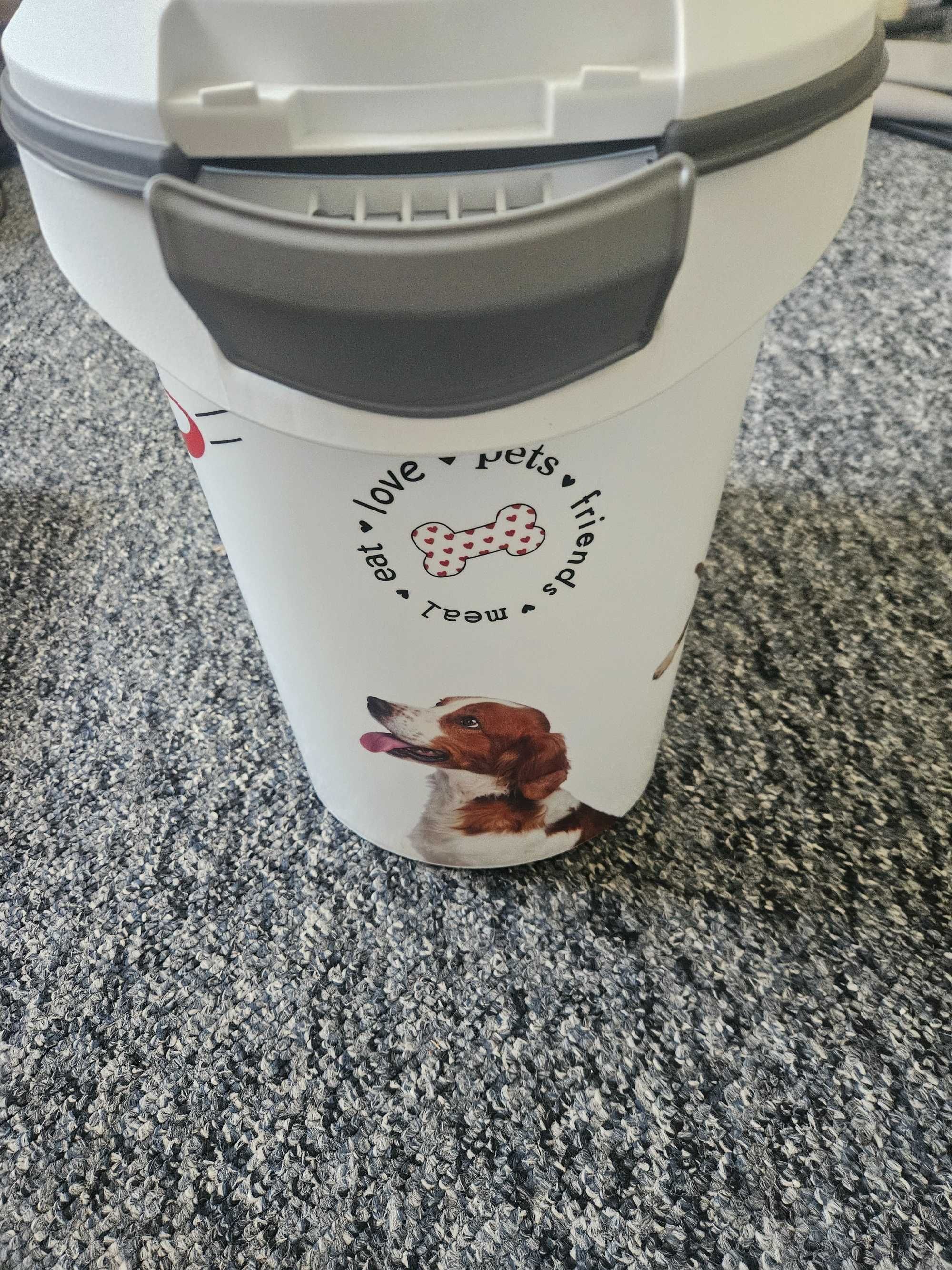 Curver Pojemnik na Karmę 35L z Kółkami