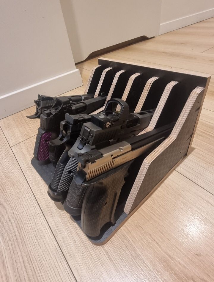 Drewniany organizer na pistolety ze sklejki