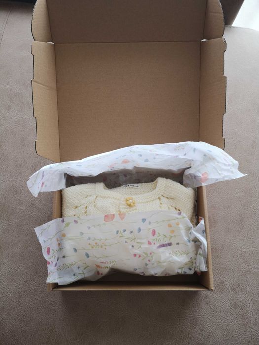 Casaco de bebé em tricô feito à mão