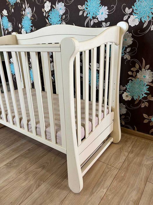 Ліжко для немовлят (кроватка).