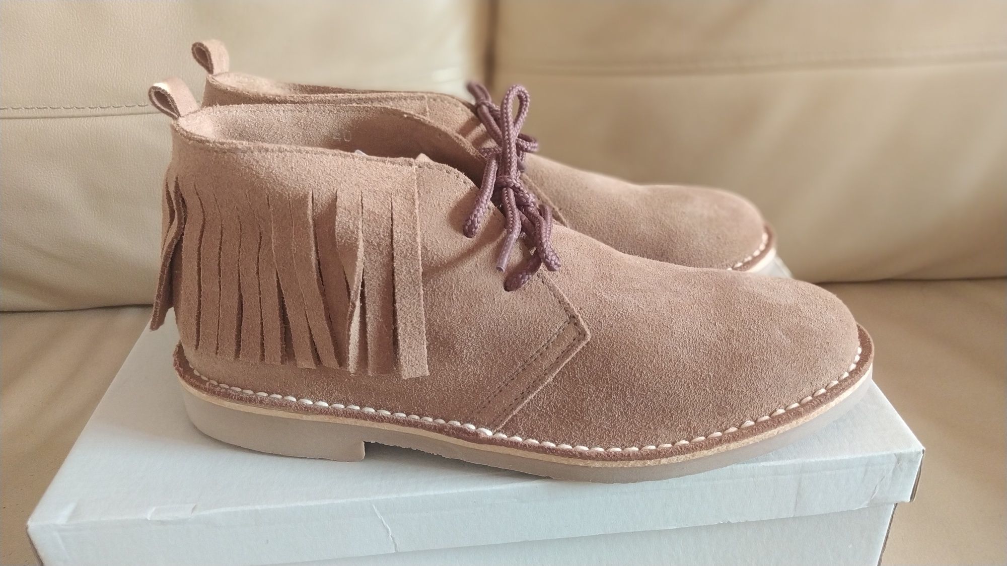 Sapatos em camurça, camel, tamanho 40, novos com a caixa original.