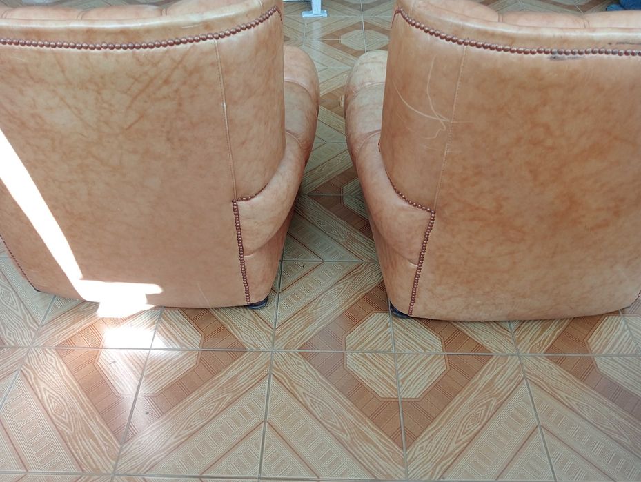 3 Sofás de pele verdadeira castanhos