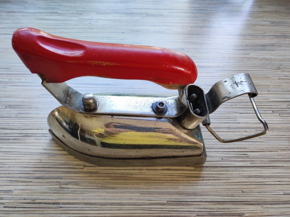 Żelazko z PRL czerwona rączka