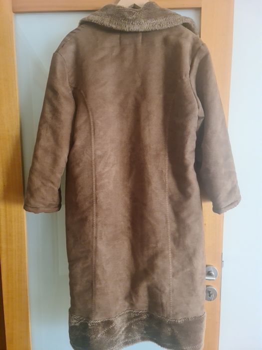 Casaco castanho com pêlo no interior