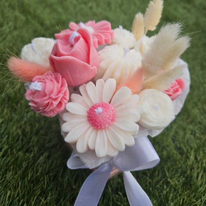 Arranjo de flores em vela