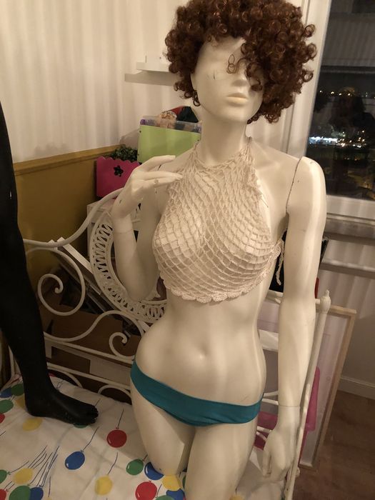 Manequins dois de mulher e um de crianca