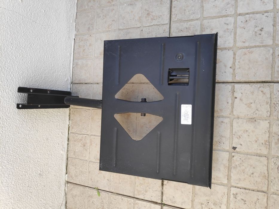 Suporte de parede para monitor ou TV.