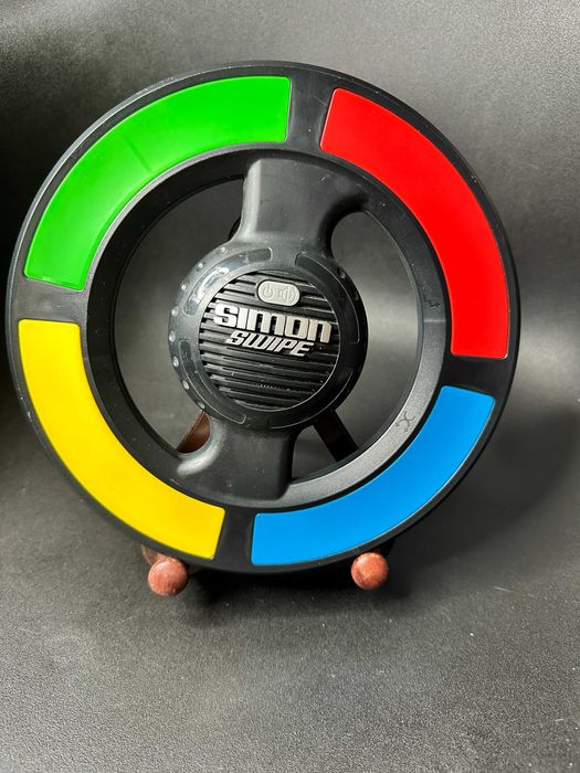 Електронна гра на тренування  пам'яті Simon від Hasbro