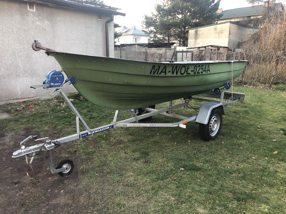 Łódź łódka wędkarska rekreacyjna z przyczepą