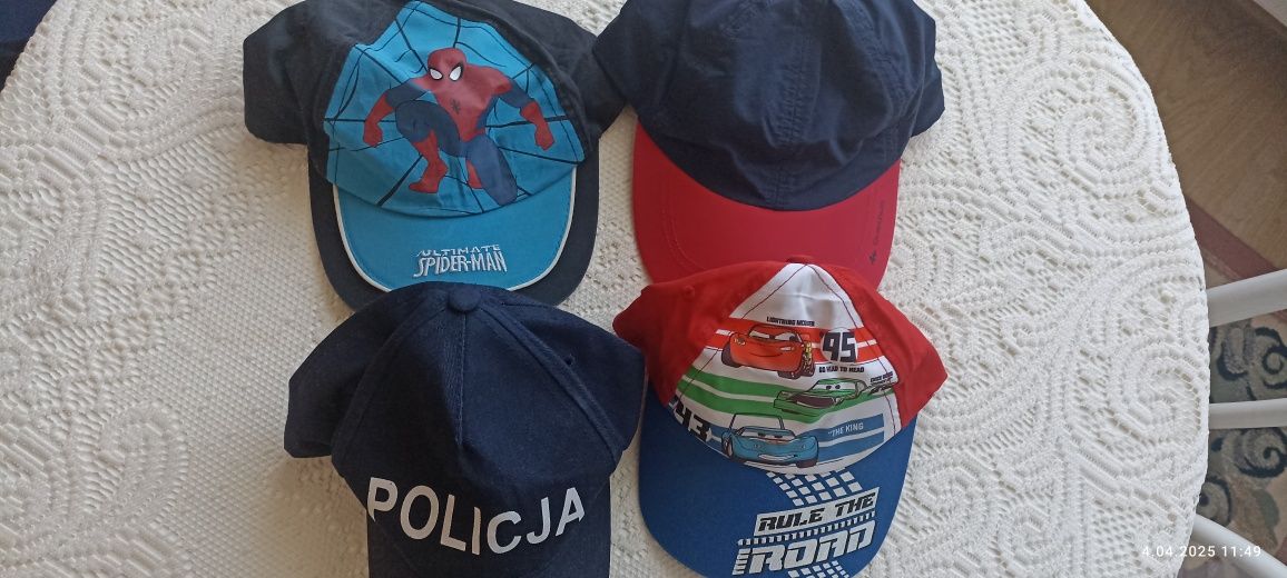 4 szt.Czapki letnie z daszkiem na 6-8 lat że