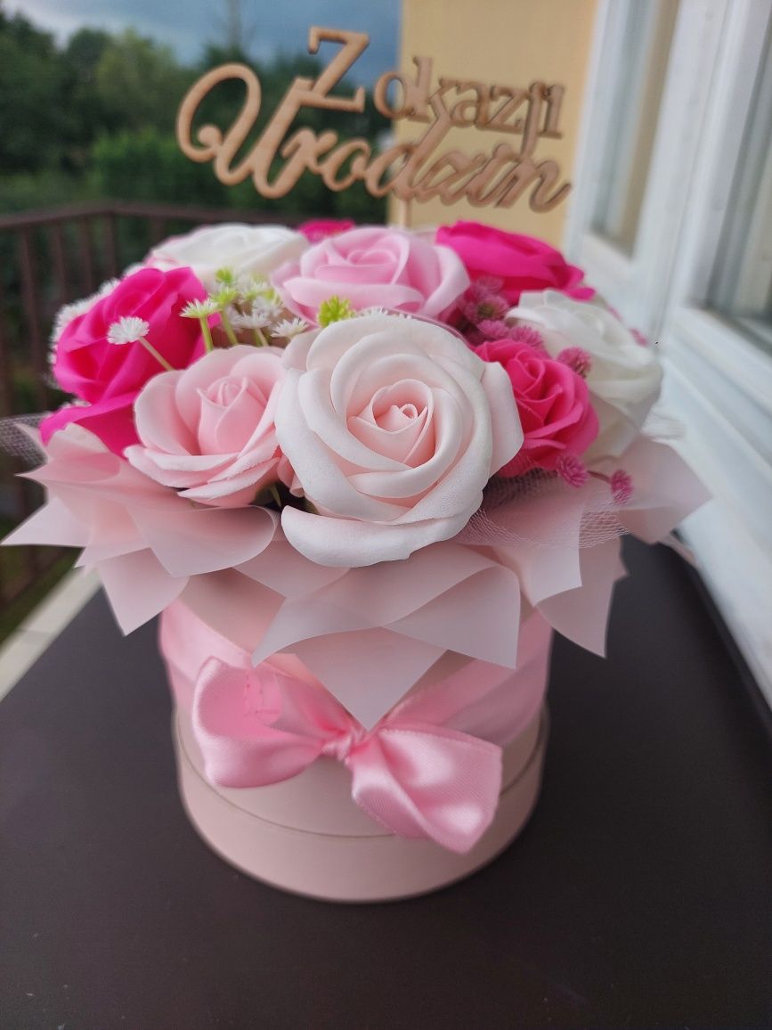 Flowerbox z pachnących różyczek mydlanych na każdą okazję