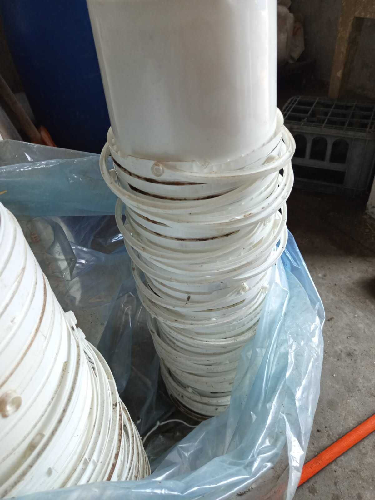 Oddam dużą ilość tworzyw sztucznych - plastików, beczek, skrzynek, itp