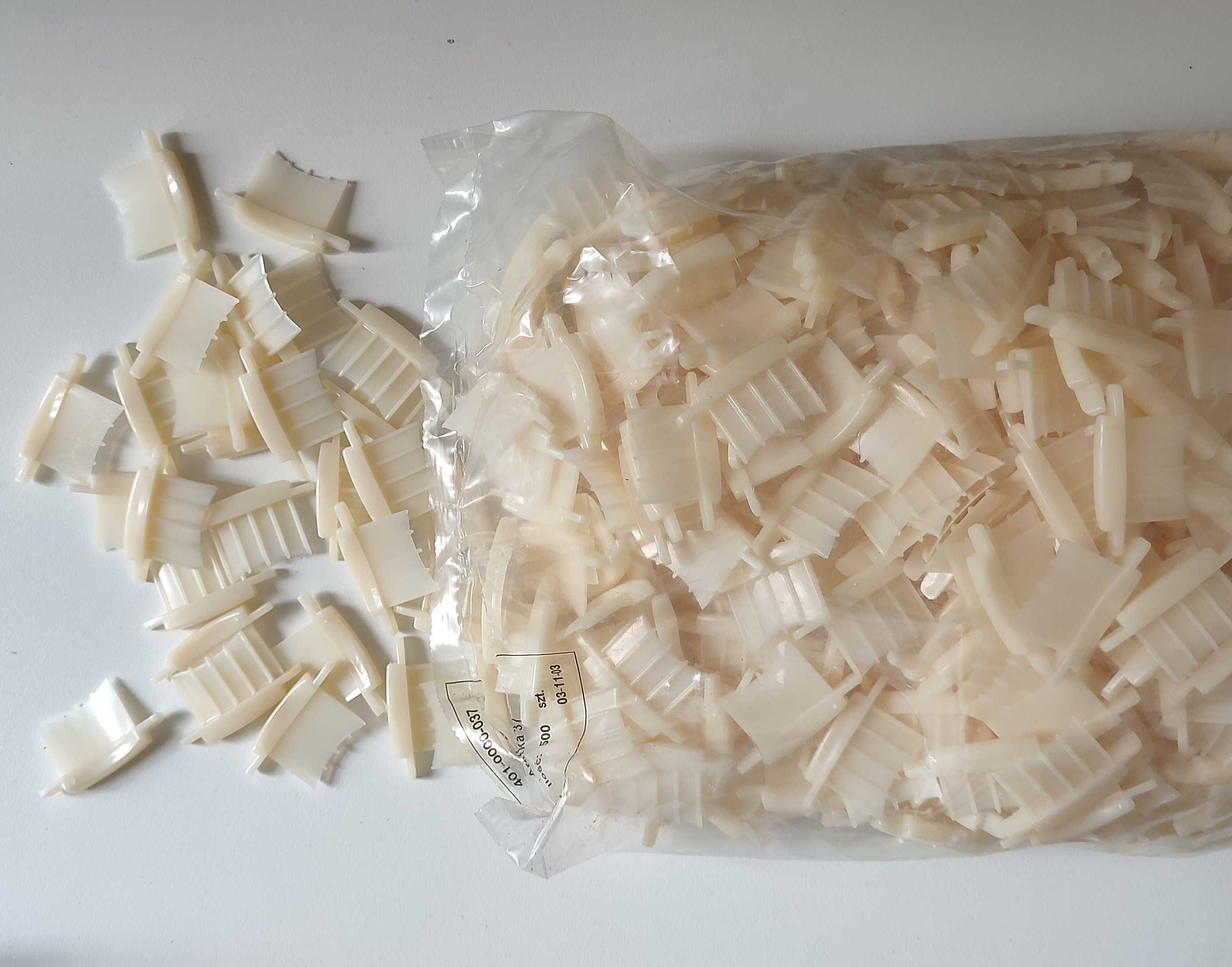 Aretki / zatyczki ( z otworem ) do rolet zewnętrznych PA-39 ,100 szt.