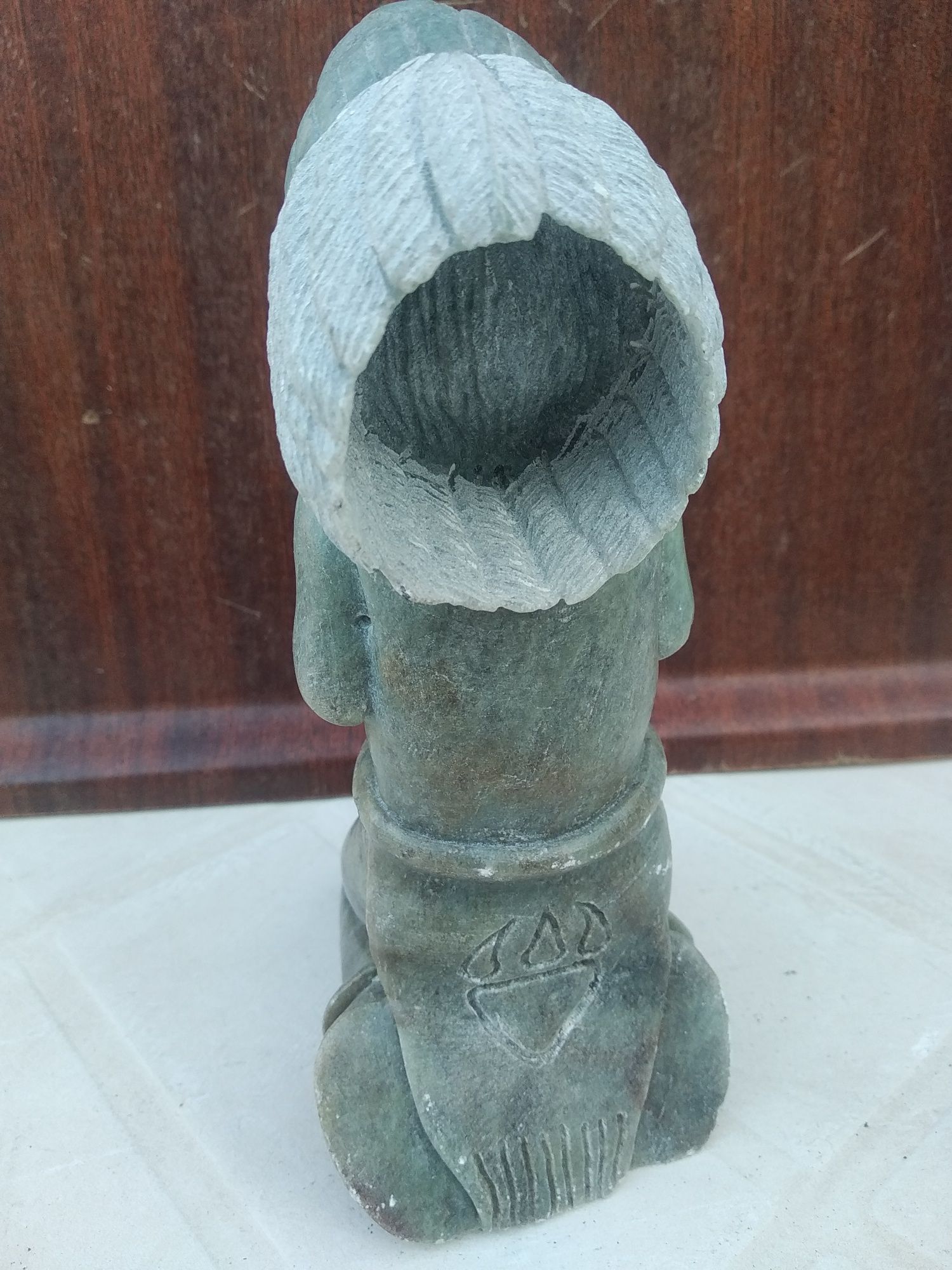 Estatueta de índio antiga em pedra e totem de indios antigo em madeira
