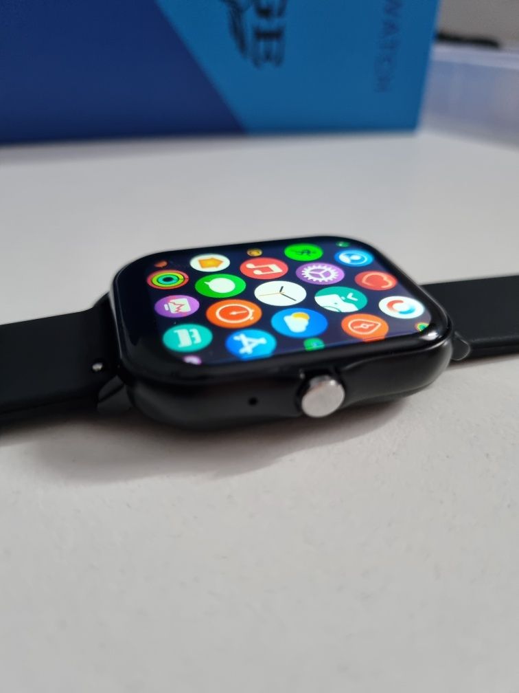 Nowy smartwatch na czarnym pasku