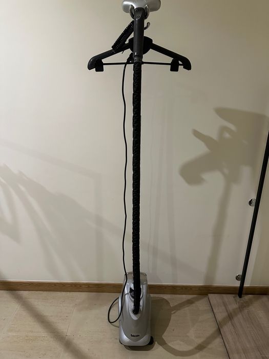 Ferro a vapor de engomar na vertical