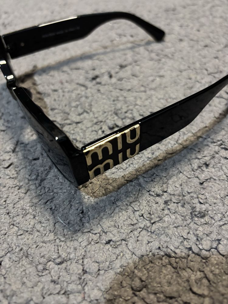 Óculos de Sol Miu Miu Originais – Pretos, Made in Italy