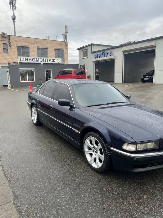 Bmw 7-series V8